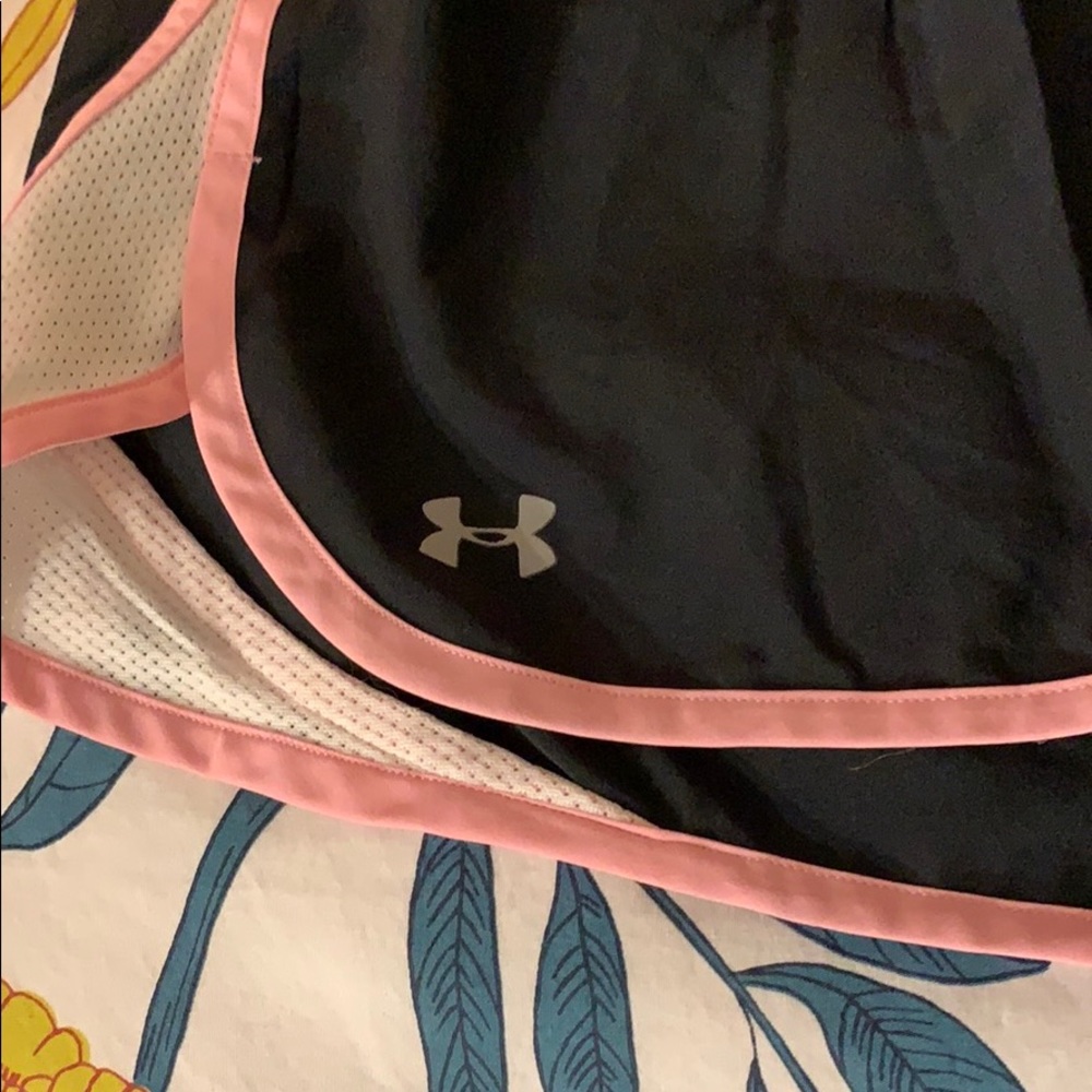 UNDER ARMOUR RUNNING SHORTS - Picture 3 of 4